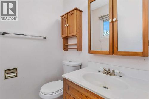 48 Halladay Avenue, Red Deer, AB - Indoor Photo Showing Bathroom