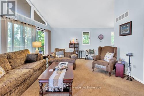 841 2Nd Concession Road, Norfolk, ON - Indoor Photo Showing Living Room