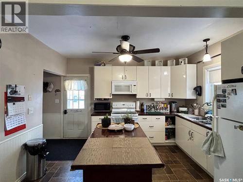 902 9Th Street, Humboldt, SK - Indoor Photo Showing Kitchen With Double Sink