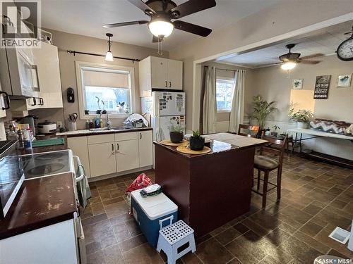 902 9Th Street, Humboldt, SK - Indoor Photo Showing Kitchen With Double Sink