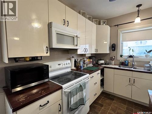 902 9Th Street, Humboldt, SK - Indoor Photo Showing Kitchen With Double Sink