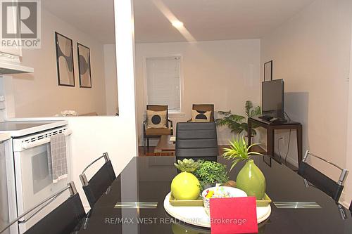 5177 Kitchener Street, Niagara Falls, ON - Indoor Photo Showing Dining Room