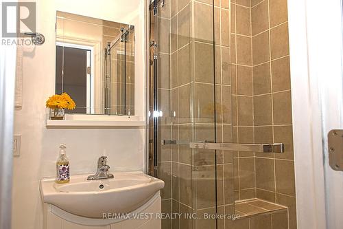 5177 Kitchener Street, Niagara Falls, ON - Indoor Photo Showing Bathroom