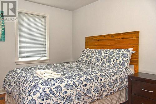 5177 Kitchener Street, Niagara Falls, ON - Indoor Photo Showing Bedroom