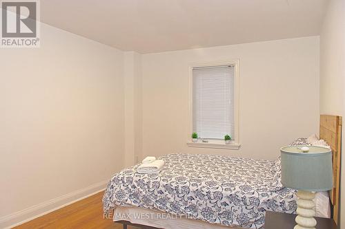 5177 Kitchener Street, Niagara Falls, ON - Indoor Photo Showing Bedroom