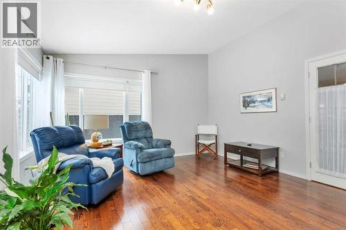 605 5 Street Sw, Sundre, AB - Indoor Photo Showing Living Room