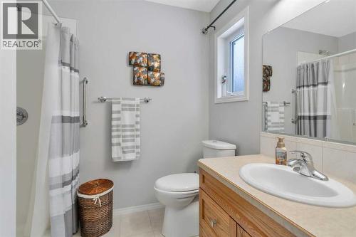 605 5 Street Sw, Sundre, AB - Indoor Photo Showing Bathroom