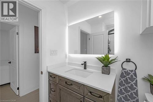 Full bathroom with vanity - 525 Britannia Avenue, Hamilton, ON - Indoor Photo Showing Bathroom