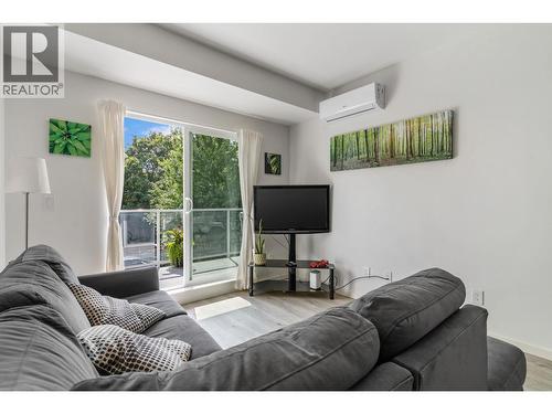880 Saucier Avenue Unit# 207, Kelowna, BC - Indoor Photo Showing Living Room