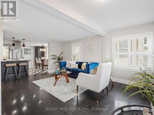 Loads of natural light - 18 Michigan Avenue, St. Catharines (Port Dalhousie), ON - Indoor Photo Showing Living Room