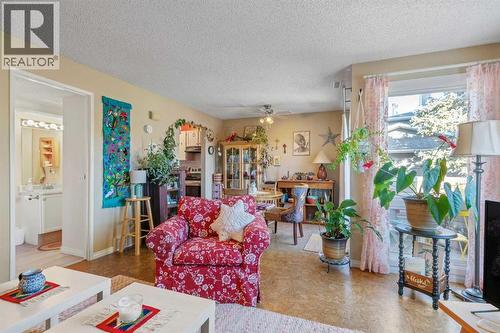 43, 200 Shawnessy Drive Sw, Calgary, AB - Indoor Photo Showing Living Room
