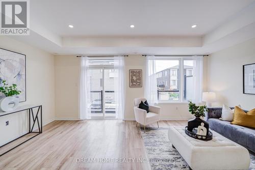 99 Crimson Forest Drive, Vaughan, ON - Indoor Photo Showing Living Room