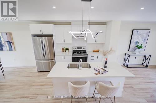 99 Crimson Forest Drive, Vaughan, ON - Indoor Photo Showing Kitchen With Upgraded Kitchen