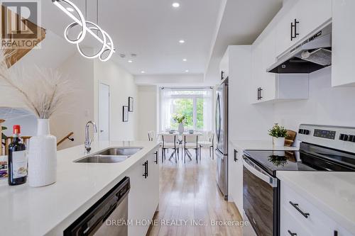 99 Crimson Forest Drive, Vaughan, ON - Indoor Photo Showing Kitchen With Double Sink With Upgraded Kitchen