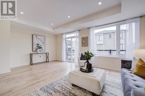 99 Crimson Forest Drive, Vaughan, ON - Indoor Photo Showing Living Room