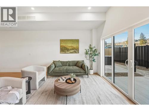 194 Maple Place Unit# 4, Oliver, BC - Indoor Photo Showing Living Room