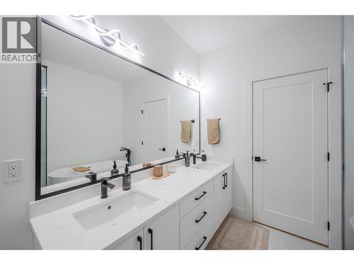 194 Maple Place Unit# 4, Oliver, BC - Indoor Photo Showing Bathroom