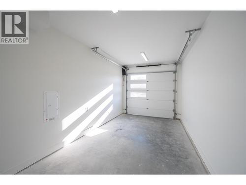 194 Maple Place Unit# 4, Oliver, BC - Indoor Photo Showing Garage