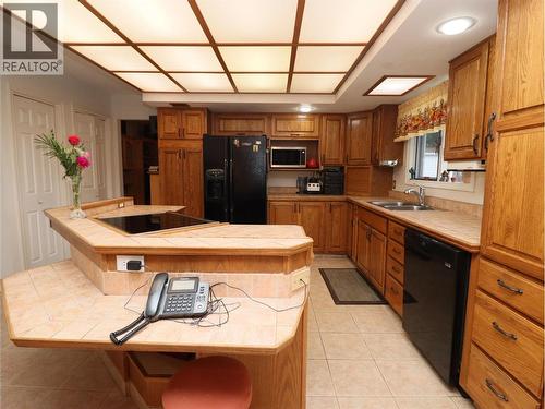179/173 Chase Road, Christina Lake, BC - Indoor Photo Showing Kitchen With Double Sink