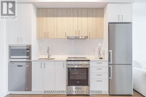 1101 - 50 Upper Mall Way, Vaughan, ON - Indoor Photo Showing Kitchen