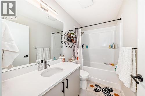 646 Copperstone Manor Se, Calgary, AB - Indoor Photo Showing Bathroom