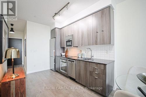 507 - 101 Erskine Avenue, Toronto, ON - Indoor Photo Showing Kitchen With Upgraded Kitchen