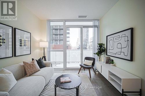 507 - 101 Erskine Avenue, Toronto, ON - Indoor Photo Showing Living Room