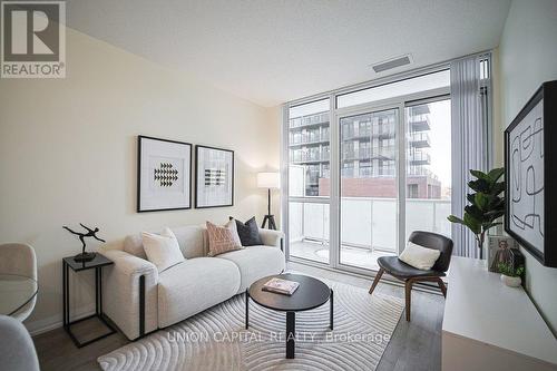 507 - 101 Erskine Avenue, Toronto, ON - Indoor Photo Showing Living Room