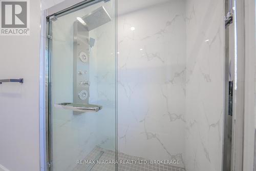 5 Meadowvale Drive, St. Catharines (Lakeport), ON - Indoor Photo Showing Bathroom