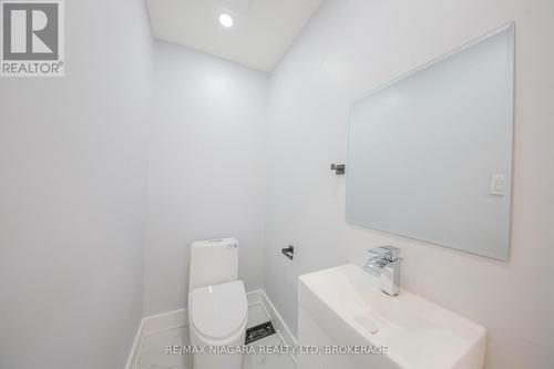 5 Meadowvale Drive, St. Catharines (Lakeport), ON - Indoor Photo Showing Bathroom