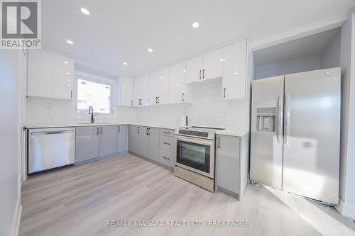 5 Meadowvale Drive, St. Catharines (Lakeport), ON - Indoor Photo Showing Kitchen With Upgraded Kitchen