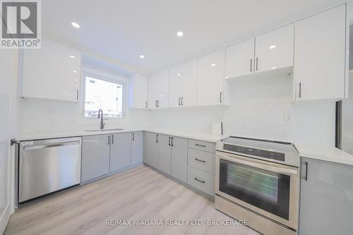 5 Meadowvale Drive, St. Catharines (Lakeport), ON - Indoor Photo Showing Kitchen
