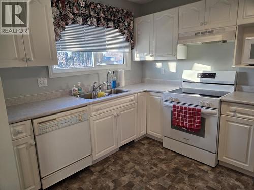 1115 Latin Avenue, Williams Lake, BC - Indoor Photo Showing Kitchen With Double Sink