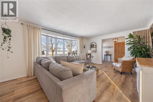 5328 Mandaumin Road, Plympton-Wyoming, ON - Indoor Photo Showing Living Room