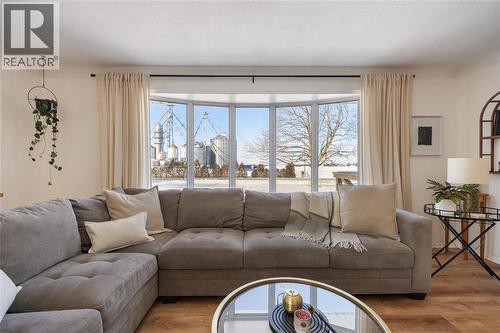 5328 Mandaumin Road, Plympton-Wyoming, ON - Indoor Photo Showing Living Room