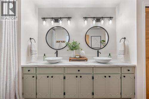 5328 Mandaumin Road, Plympton-Wyoming, ON - Indoor Photo Showing Bathroom