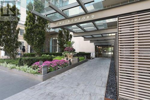 Walkway to the main entrance - 611 - 1 Bedford Road, Toronto, ON - Outdoor