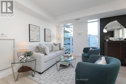 611 - 1 Bedford Road, Toronto, ON - Indoor Photo Showing Living Room