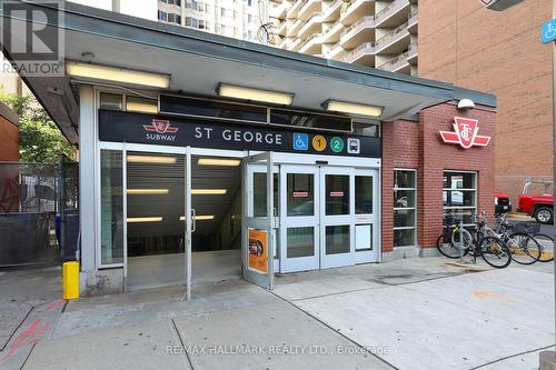 Across the street - 611 - 1 Bedford Road, Toronto, ON - Outdoor