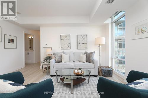 611 - 1 Bedford Road, Toronto, ON - Indoor Photo Showing Living Room