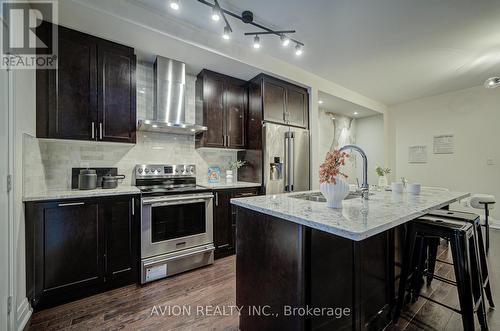 42 Causland Lane, Richmond Hill, ON - Indoor Photo Showing Kitchen With Upgraded Kitchen