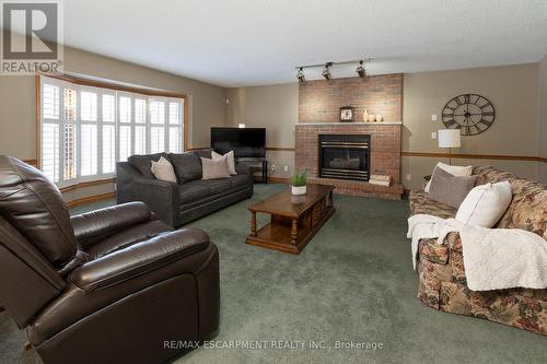 6005 Mountaingate Drive, Niagara Falls, ON - Indoor Photo Showing Living Room With Fireplace