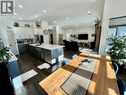 731 Parksville Street, Sicamous, BC - Indoor Photo Showing Living Room