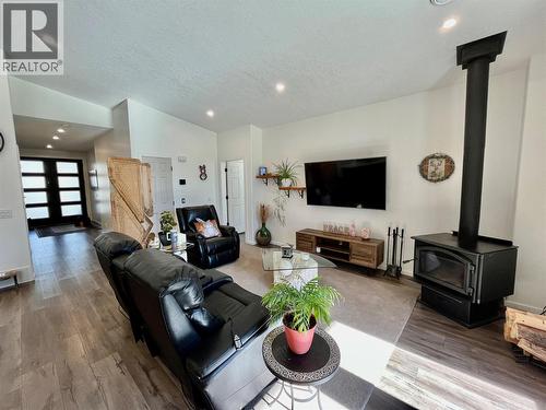 731 Parksville Street, Sicamous, BC - Indoor Photo Showing Living Room