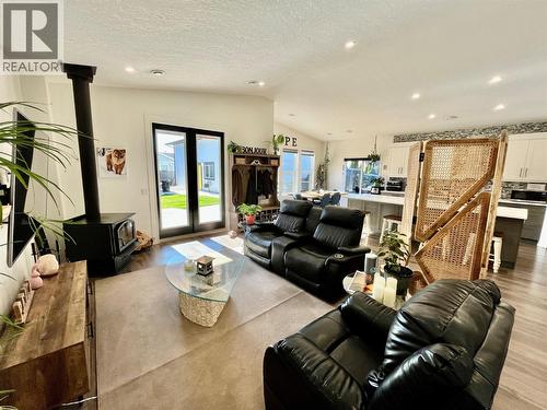 731 Parksville Street, Sicamous, BC - Indoor Photo Showing Living Room