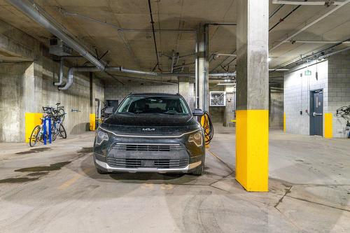 Garage - 415-9250 Av. Dubuisson, Montréal (Mercier/Hochelaga-Maisonneuve), QC - Indoor Photo Showing Garage