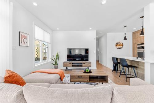 Salon - 201-180 34E Rue O., Venise-En-Québec, QC - Indoor Photo Showing Living Room