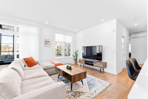 Salon - 201-180 34E Rue O., Venise-En-Québec, QC - Indoor Photo Showing Living Room