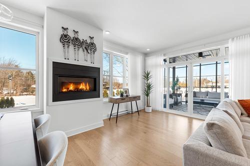 Salon - 201-180 34E Rue O., Venise-En-Québec, QC - Indoor Photo Showing Living Room With Fireplace