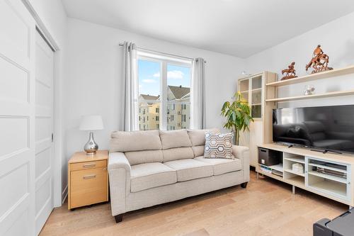 Chambre à coucher - 201-180 34E Rue O., Venise-En-Québec, QC - Indoor Photo Showing Living Room